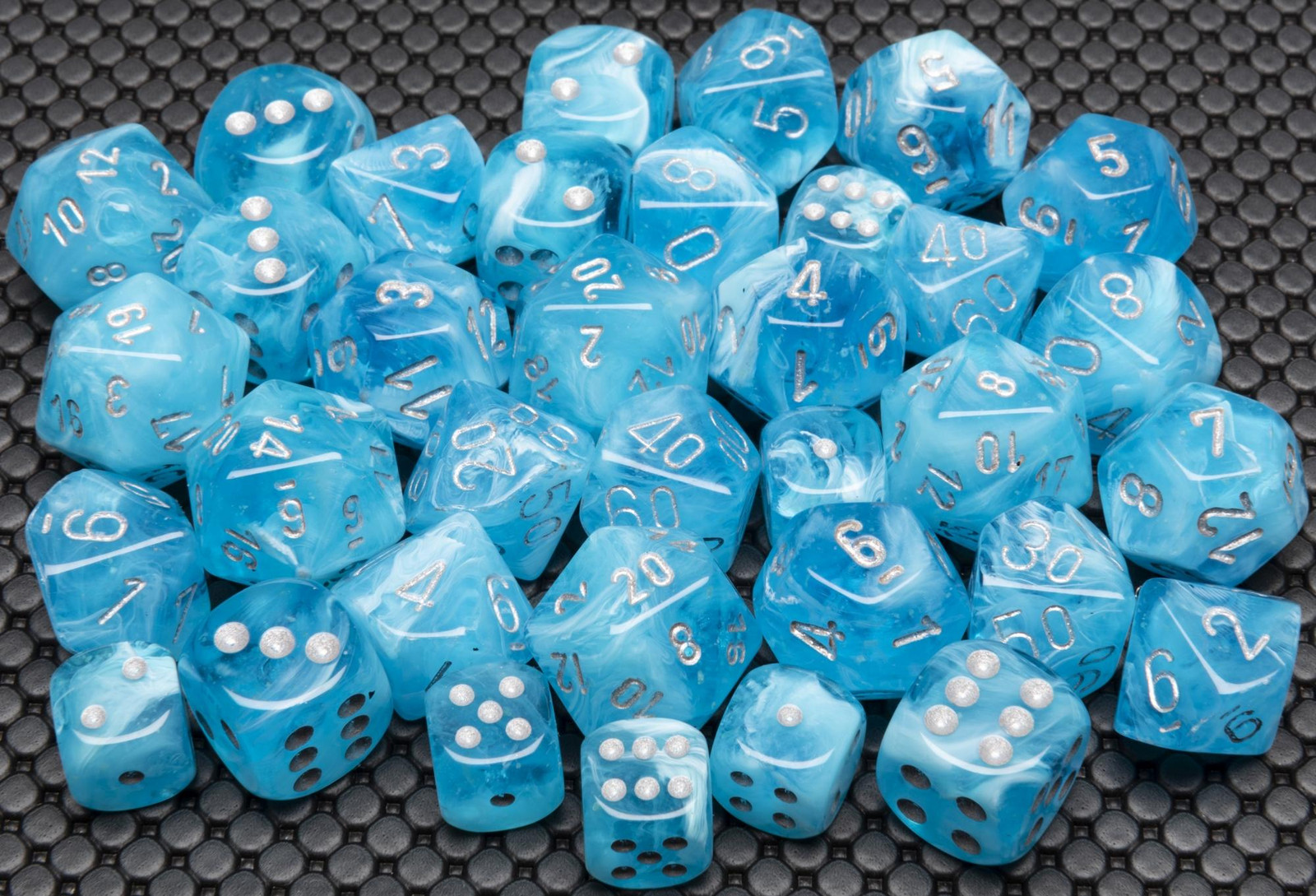 Chessex Poly 7 dobbelsteen set lichtblauw met zilveren details