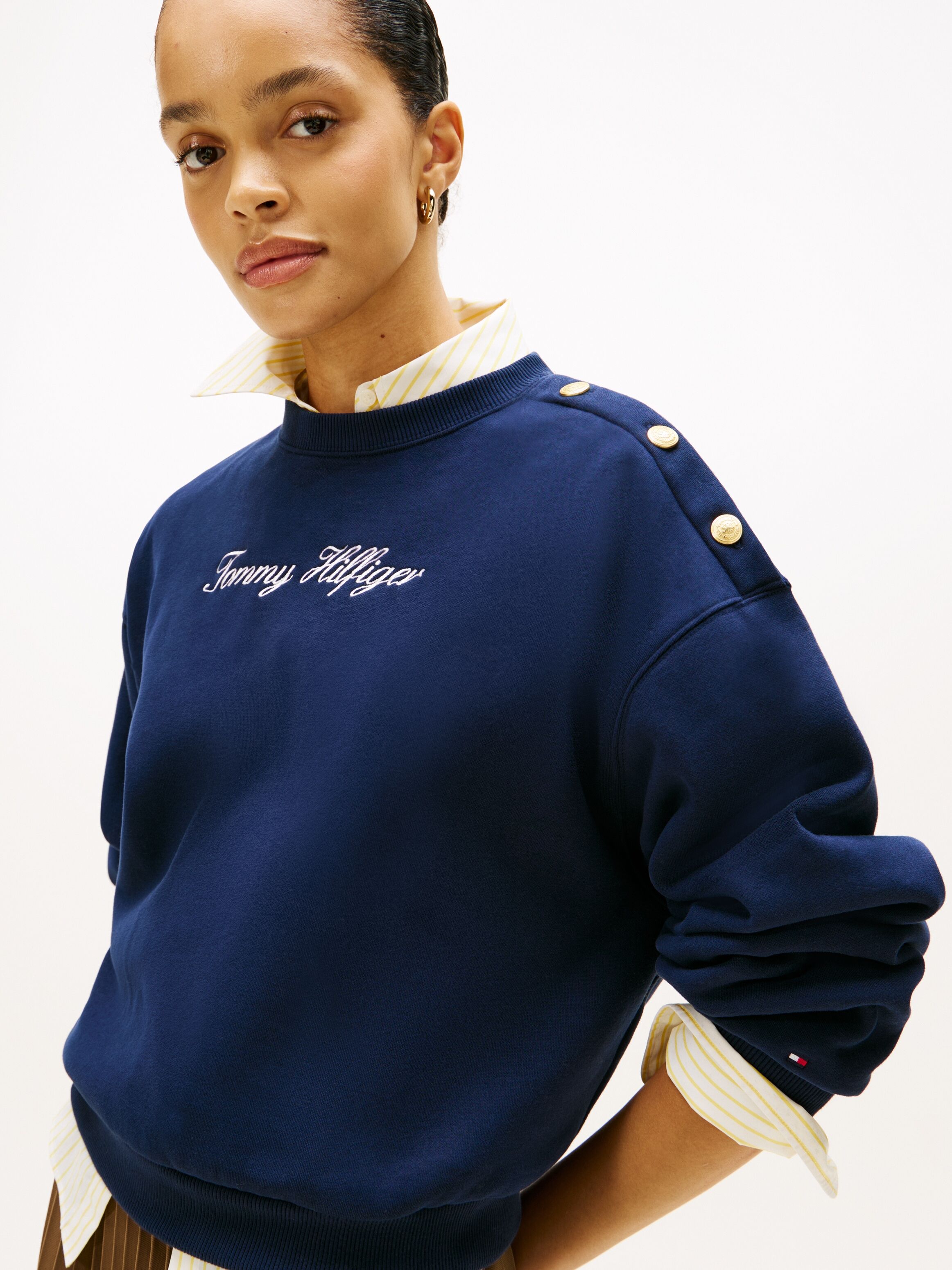 Sweatshirt TOMMY HILFIGER "GOLD BTN SCRIPT FLEECE SWTSRT", Damen, Gr. L (40), blau (schwarz night navy), Sweatware, Obermaterial: 64% Baumwolle, 36% Polyester, unifarben, regular fit, Rundhals, Rippbündchen, Sweatshirts Sweatshirt, mit goldfarbenen Knöpfe