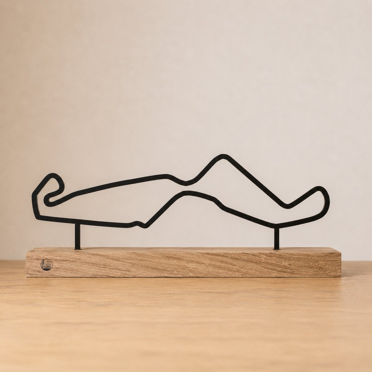 Outlinr TT Circuit Assen - Dutch TT MotoGP Silhouet - Zwart Staal & Eikenhout