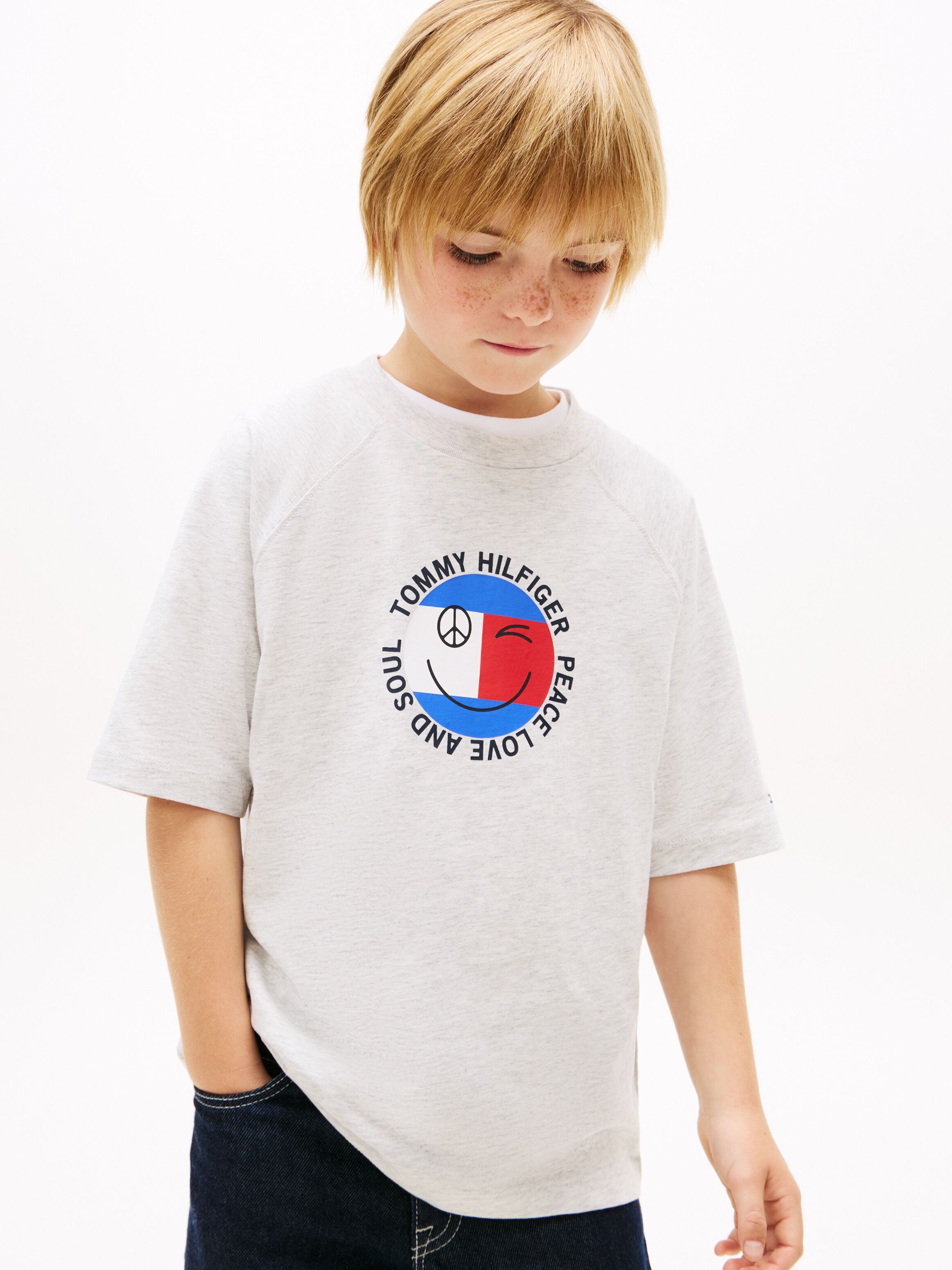 T-Shirt TOMMY HILFIGER "FUN FLAG GRAPHIC", Mädchen, Gr. 4 (104), light grau heather, Single Jersey, Obermaterial: 100% Baumwolle, bedruckt, meliert, regular fit normal, Rundhals, Raglanärmel, Shirts T-Shirt, Kinder bis 16 Jahre, Druck light grau heather 4