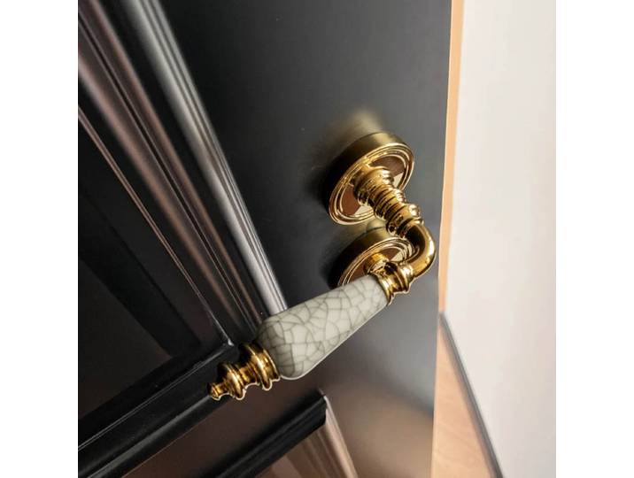 Serrures de style vintage couleur crème pour une chambre luxueuse ; serrures silencieuses de type split pour portes intérieures en bois et poignées de porte