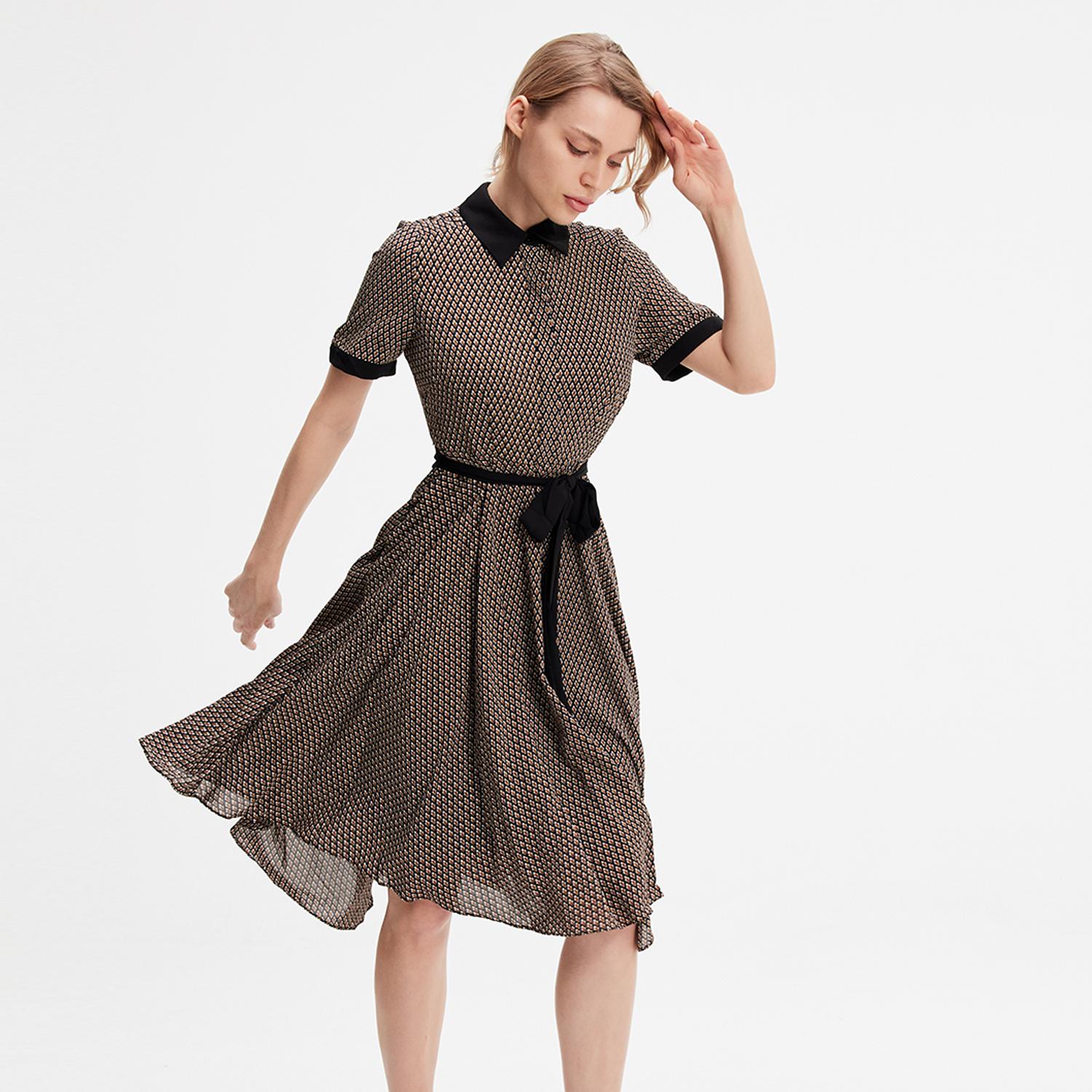 Bedrucktes Hemdkleid mit Druck und kontrastierendem Kragen