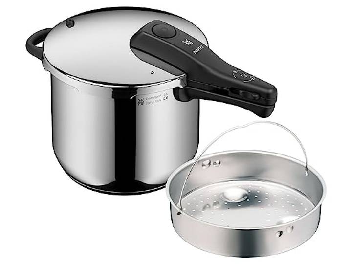 WMF Perfect Schnellkochtopf Induktion 6,5l, Dampfkochtopf mit Einsatz, großes Kochsignal, 2 Kochstufen, abnehmbarer Deckelgriff, Cromargan Edelstahl