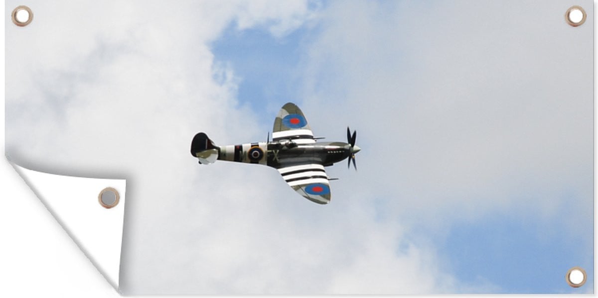 Tuindecoratie Spitfire vliegtuig bij wolkenlucht - Tuinposter voor buiten - B: 160 cm, H: 80 cm