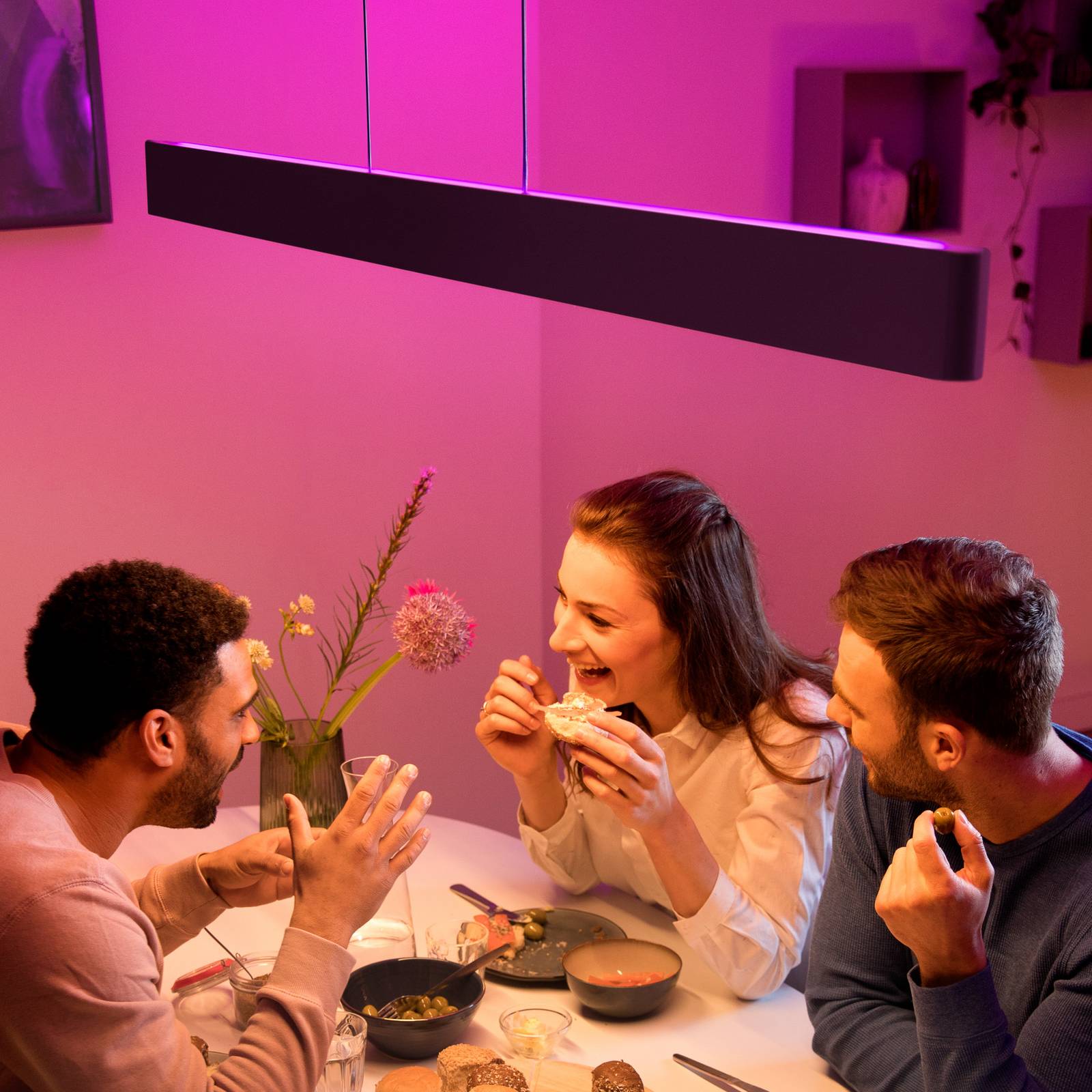 Philips Hue Smarte Hängelampe Ensis, dimmbar, schwarz, für Wohn- / Esszimmer, Aluminium, Modern, Smart Home Pendelleuchte