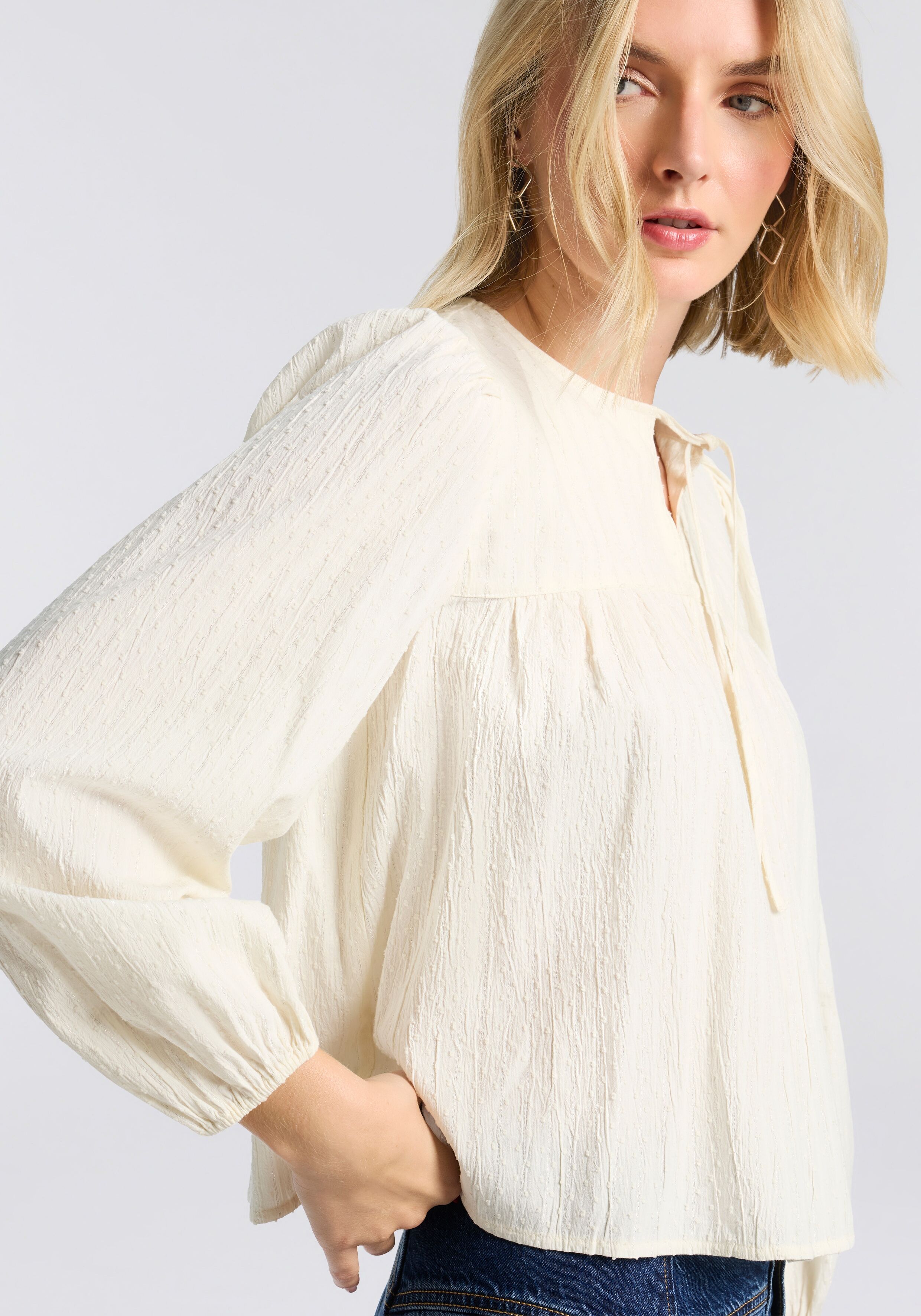 Klassische Bluse LEVI'S "JOSEPHINE LS HOLI", Damen, Gr. S (36), beige (whisper weiß), Web, Obermaterial: 99% Baumwolle, 1% metallisierte Fasern, gepunktet, regular fit normal, Rundhals, elastischer Bund, Blusen Klassische Bluse, mit elastischem Bund whisp