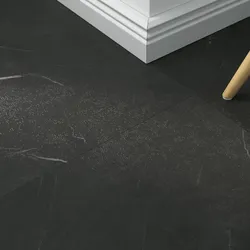 Klick-Vinyl Marmor nero – inkl. Dämmung & Fußleisten