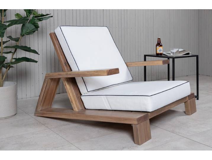 Garten-Loungesessel Daria - aus Akazienholz mit weißen Kissen - Braun - Luxusbetten24