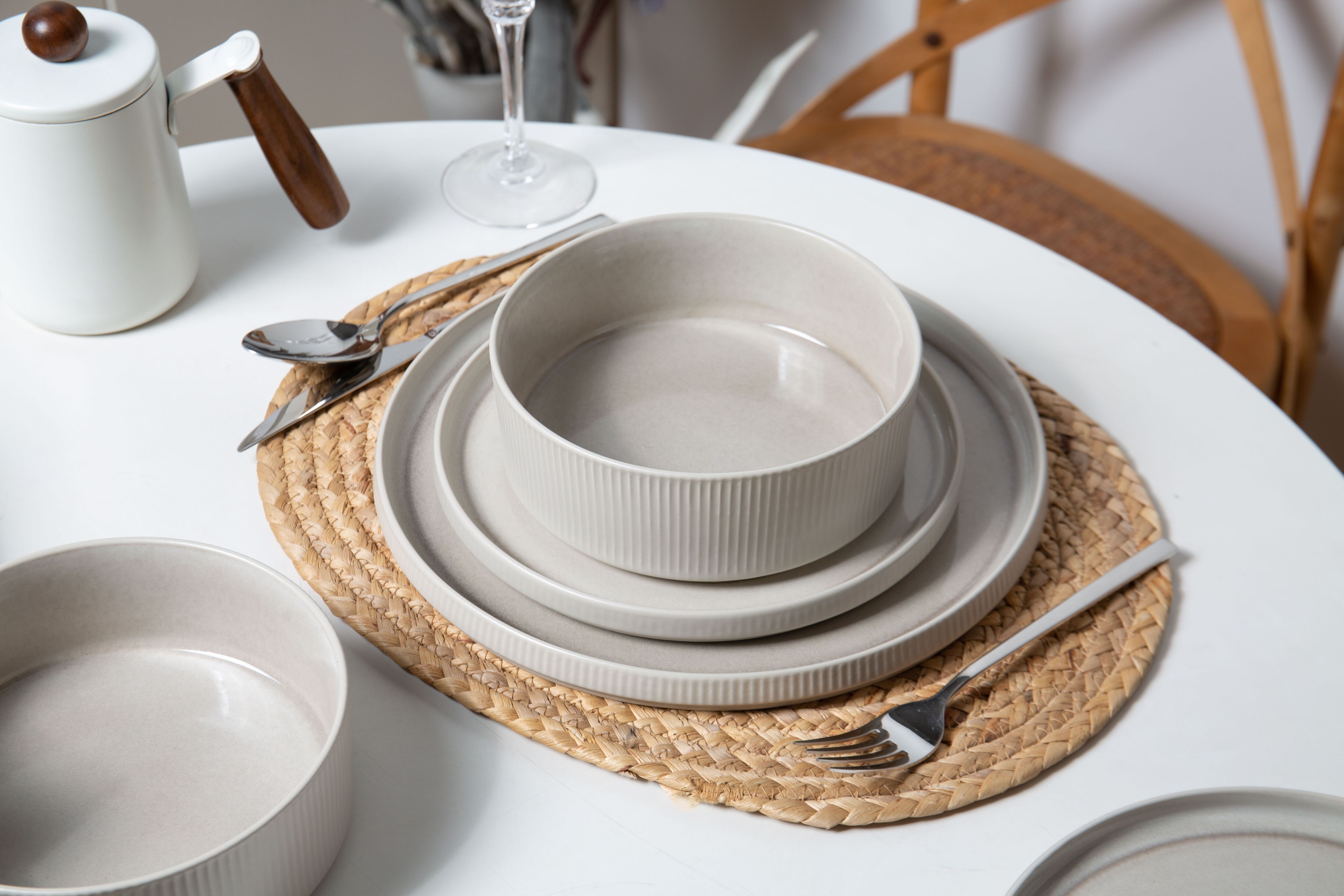 Geschirr-Set GOODPRODUCT "YLVII,aussen matt,innen reaktiv glasiert, Steinzeug, 18-tlg.für 6 Pers.", beige (reactive cream), 18 Stk., Steinzeug, Geschirr-Sets, Geschirr-Set, Riffeloptik, spülmaschinenfest und mikrowellengeeignet reactive cream 18 Stk.