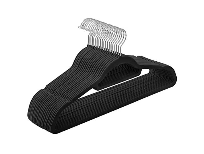 SONGMICS Kleiderbügel Samt, 20er Set, Bügel, rutschfest, kleine Stange für Krawatten, 360° drehbarer Haken, 0,6 cm dick, platzsparend, 43,5 cm lang, für Mäntel, Hosen, Silber-Schwarz CRF20B