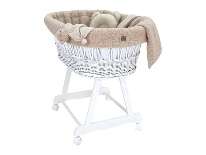 Wiklinopol Stubenwagen Amelia – Handgeflochtener Moseskorb Weiß mit Gestell & Matratze – 5-teiliges Teddy-Bettset Beige – Tragbarer Babykorb mit Rollen – Ideal für Neugeborene