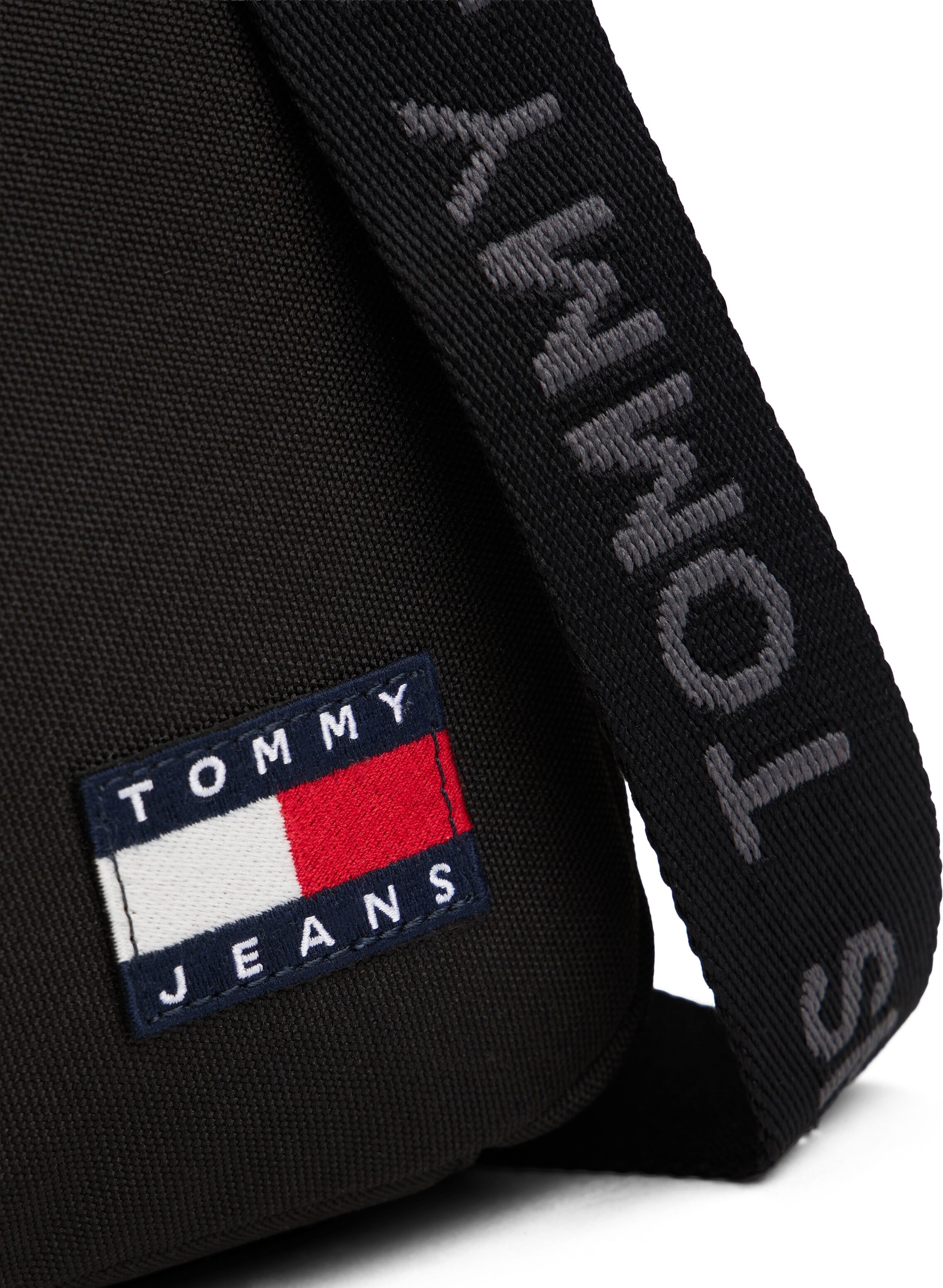 Umhängetasche TOMMY JEANS "TJM ESS DAILY COMPUTER BAG", Herren, Gr. B/H/T: 33cm x 24cm x 6cm, schwarz, Textil, Taschen Umhängetasche, Men Schultertasche, Businesstasche, Logoschriftzug am Umhängeriemen schwarz B/H/T: 33cm x 24cm x 6cm
