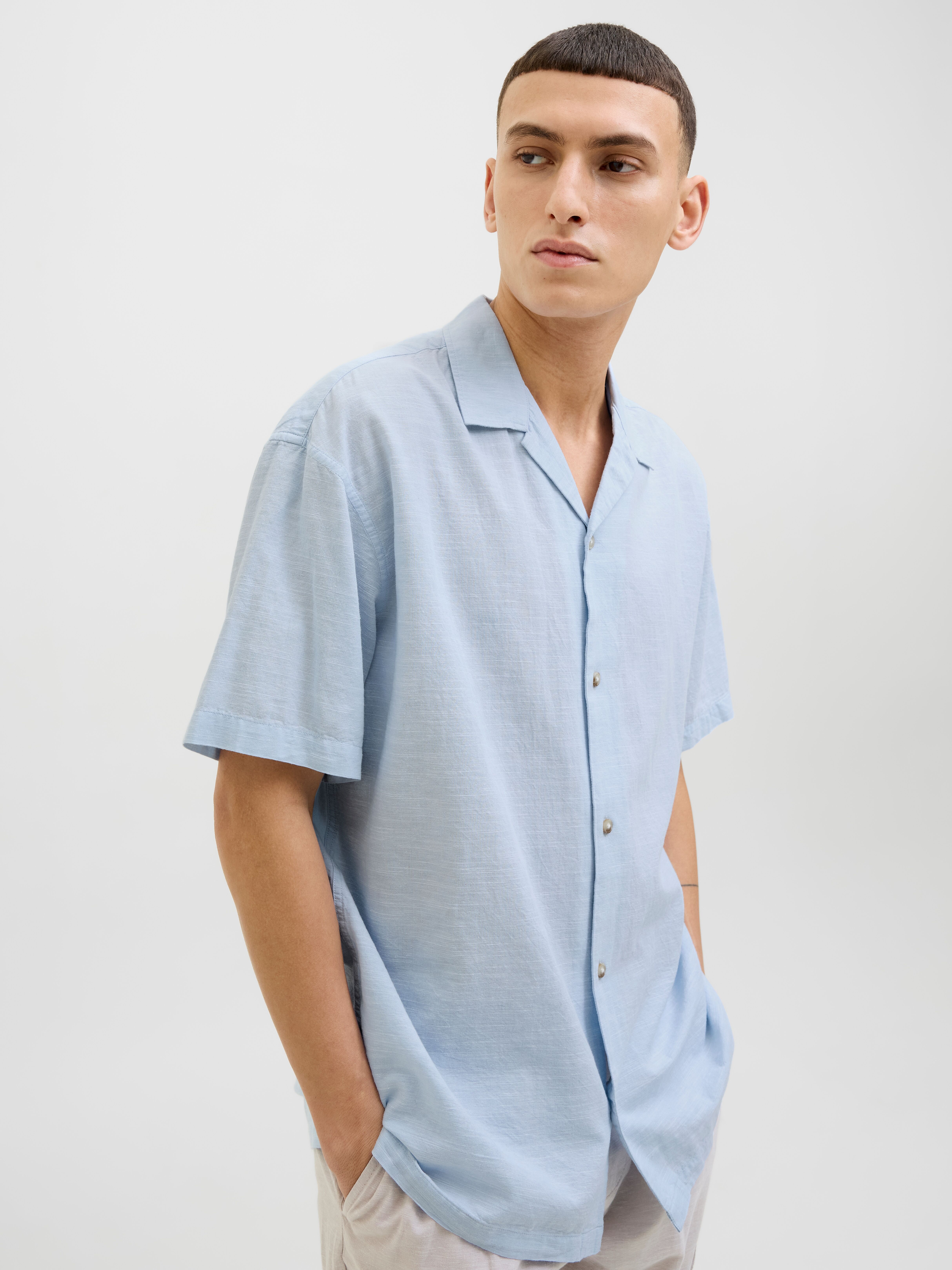 Jack & Jones "JJESUMMER RESORT SHIRT SS SN" mit Resort Kragen