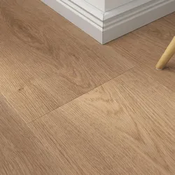 Klick-Vinyl Bloom Oak Sand – inkl. Dämmung & Fußleisten