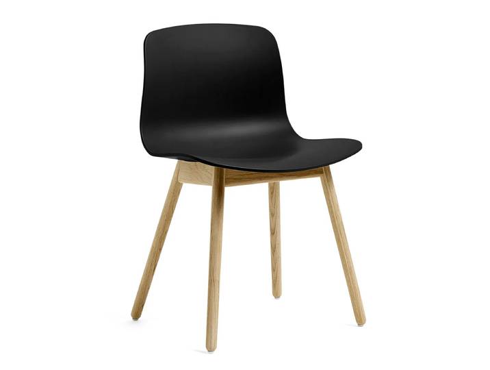 HAY - About A Chair AAC 12, Eiche lackiert / black 2.0 (Kunststoffgleiter)