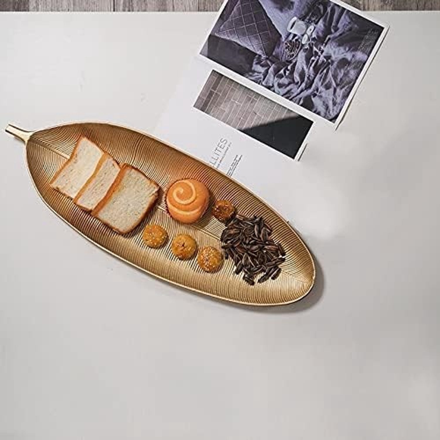 Decoratieve schaal in Scandinavische stijl met gouden afwerking voor snacks, sieraden of fruit
