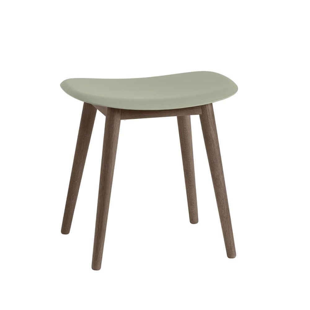 Muuto Fiber kruk dusty green met donkerbruingebeitste houten poten