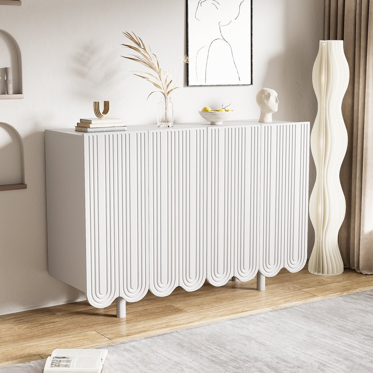 Zubaliya Sideboard met 4 deuren, droppelvormig houtsnijwerk en soft-close scharnieren