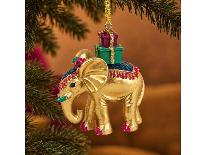 Weihnachtsschmuck mit einem goldenen Elefanten und bunten Geschenken