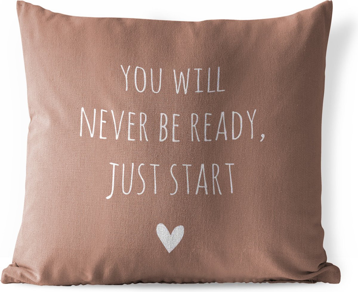 Weerbestendig tuinkussen met Engelse quote You will never be ready, just start en hartje, bruin, 40 x 40 cm