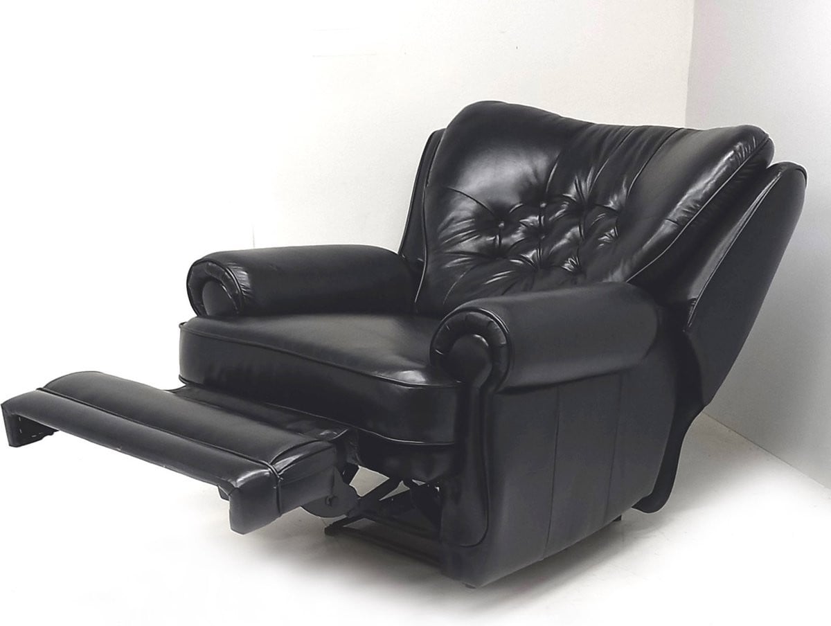 Chesterfield relaxfauteuil New Castle hand verstelbaar in hoogglans oil black rundleer