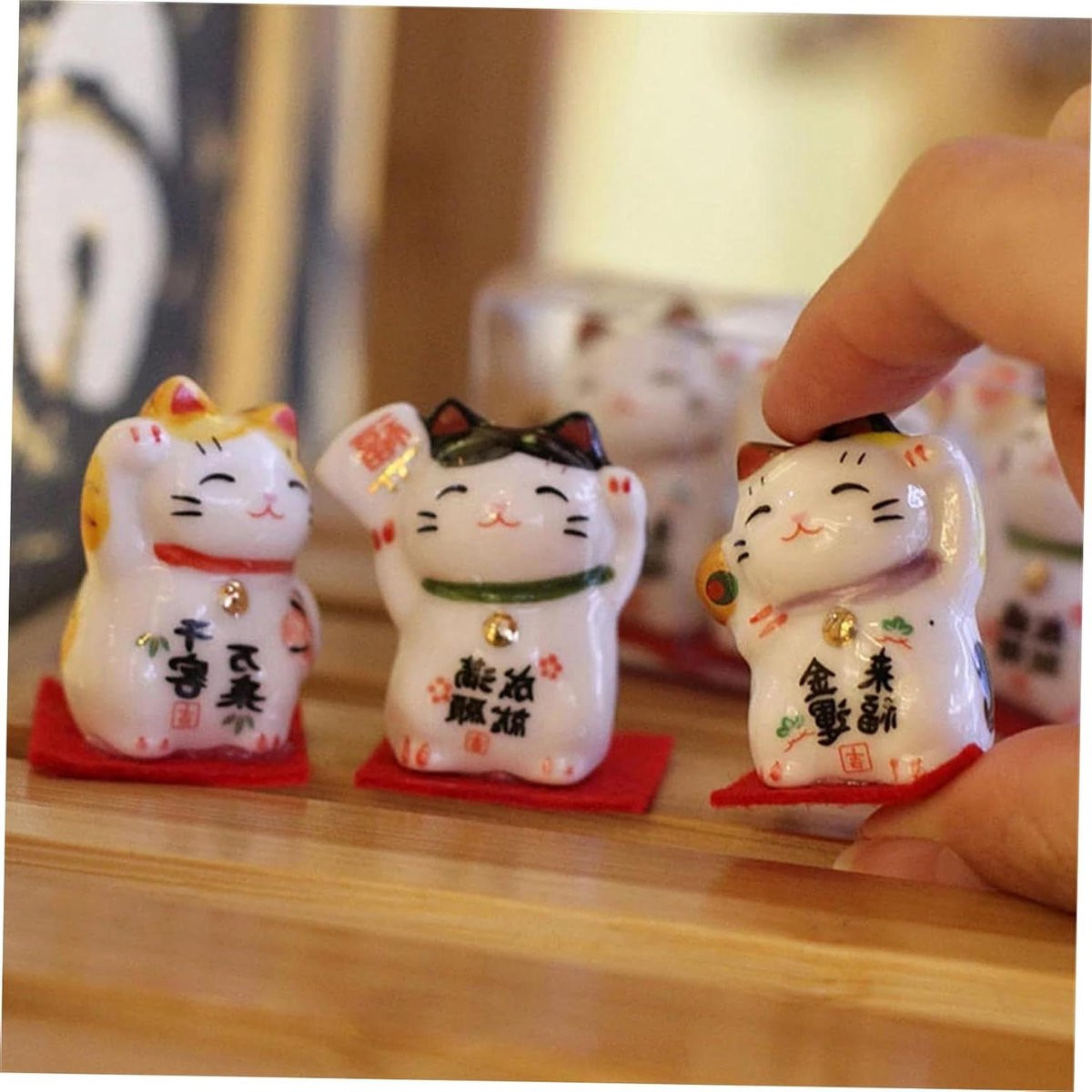 Maneki Neko Gelukskat Zwaaiend - Wit Keramiek - Breedte: 3,5 cm