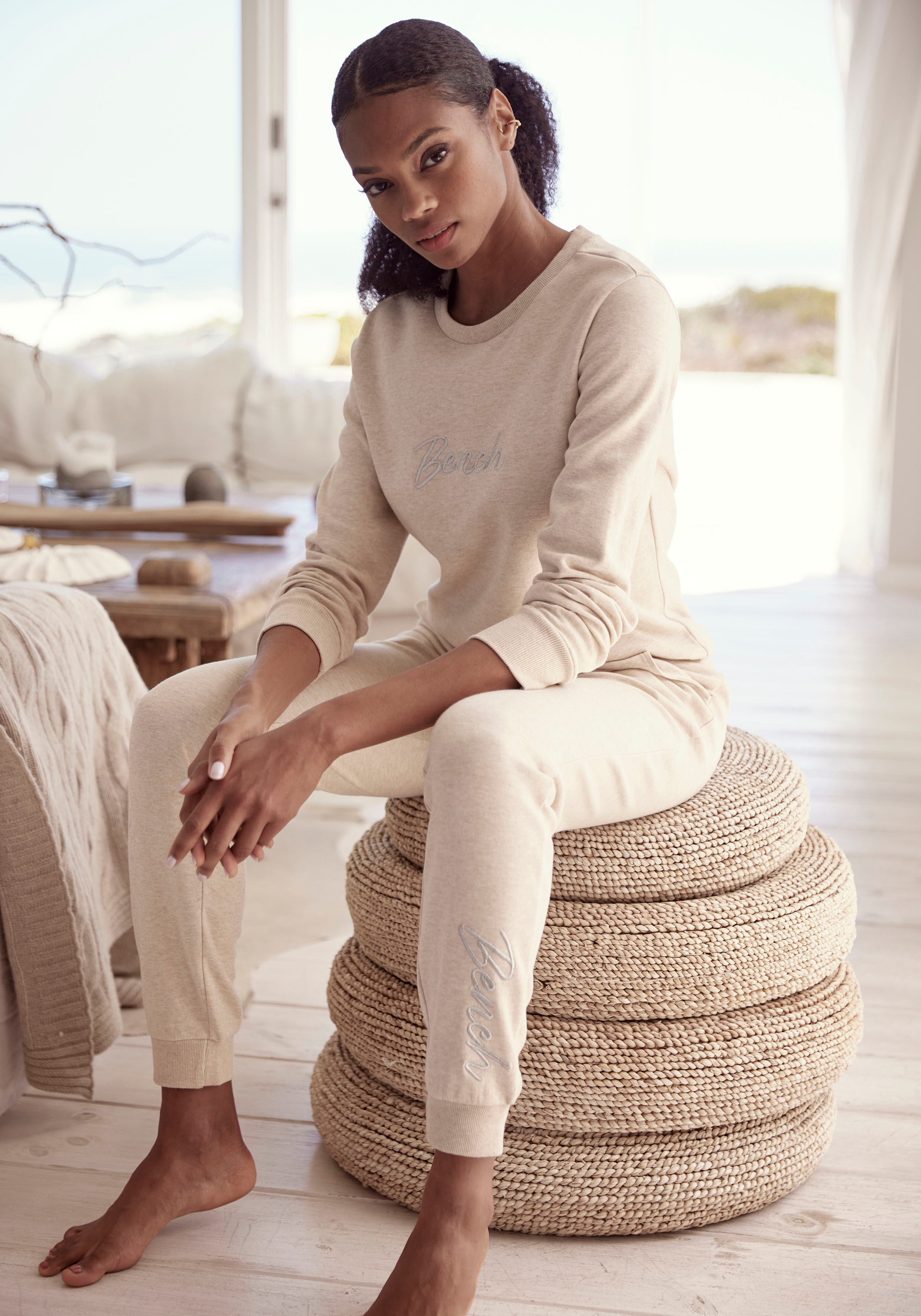 Sweatshirt BENCH. LOUNGEWEAR, Damen, Gr. 44/46, beige (beige meliert), Interlock, Graumeliert (Obermaterial): 55% Baumwolle, 45% Polyester, bestickt, meliert, unifarben, Basic, Basic schmal hüftlang, Rundhals, Bündchen, Sweatshirts Sweatshirt, mit glänzen
