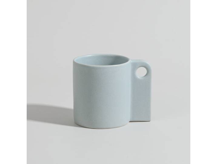 Hellblauer Keramikbecher
