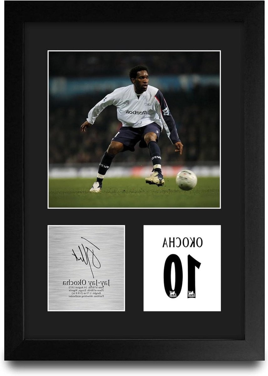 Jay-Jay Okocha Foto Poster met Gedrukte Handtekening Replica - A4 Ingelijst - Zwart