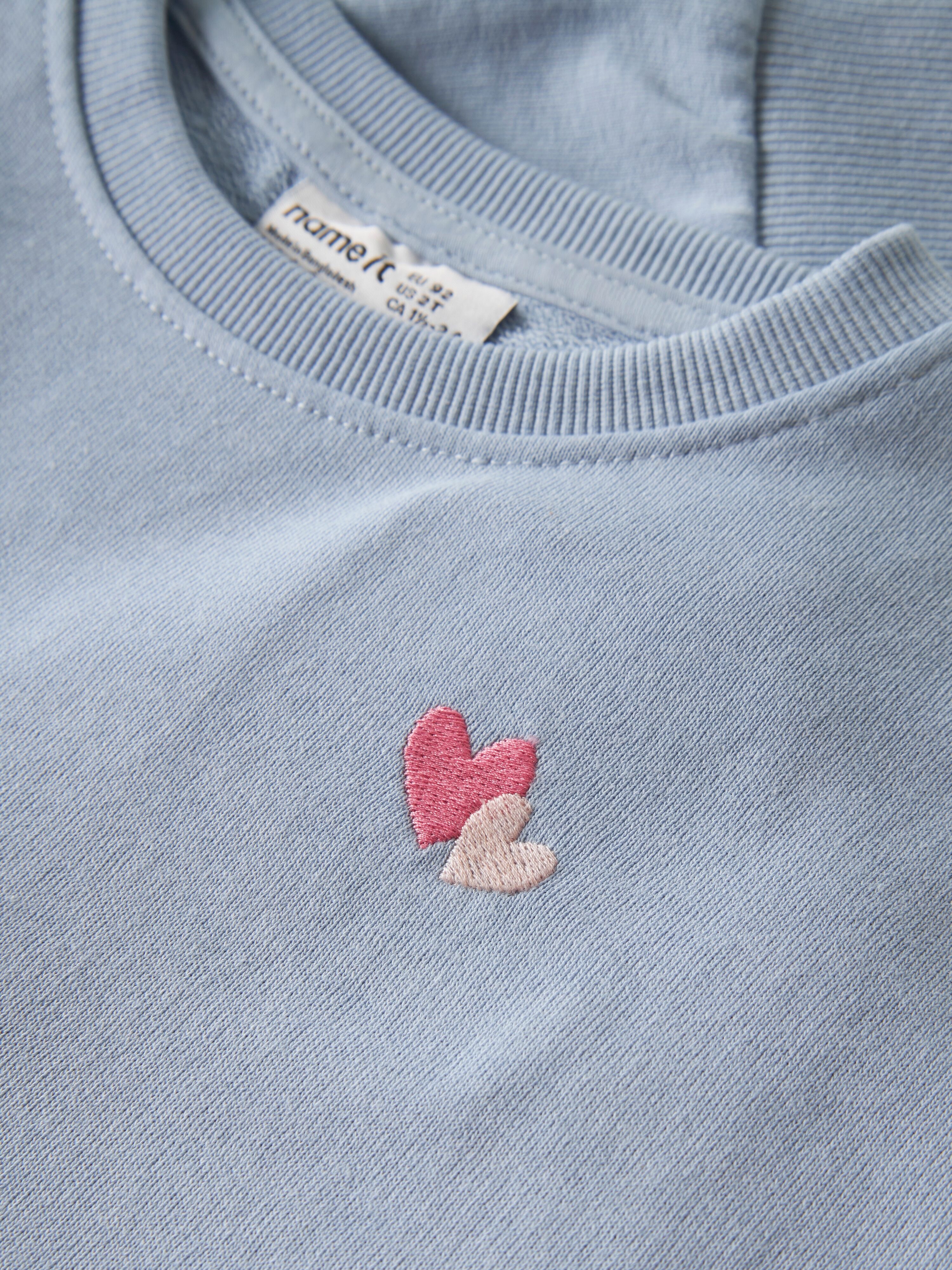 Sweatshirt NAME IT "NMFVALLENE LS RLX SWEAT UNB", Jungen, Gr. 110, blau (subdued blau print:hearts), Sweatware, Obermaterial: 60% Baumwolle, 40% Polyester, bestickt, relaxed fit normal, Rundhals, Rippbündchen, Sweatshirts Sweatshirt, Baumwollmischung, Sti