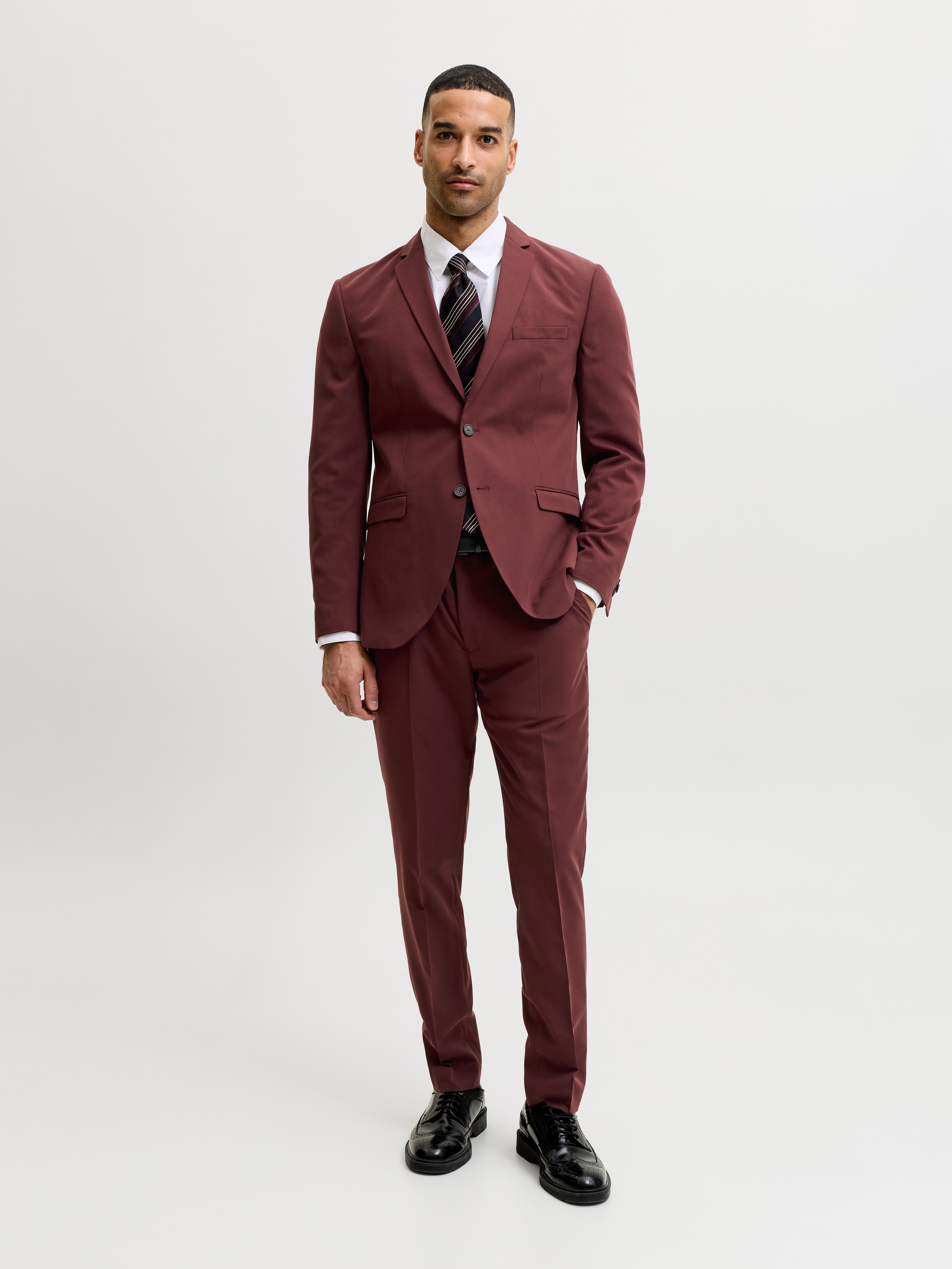 Anzug JACK & JONES "JPRFRANCO Extra schmal, pflegeleicht, stilvoll mit fallendem Revers", Herren, Gr. 46, N-Gr, rot (bitter chocolate), Web, Obermaterial: 78% Polyester, 17% Viskose, 5% Elasthan, unifarben, slim fit, Anzüge Anzug, Materialmix aus Polyeste