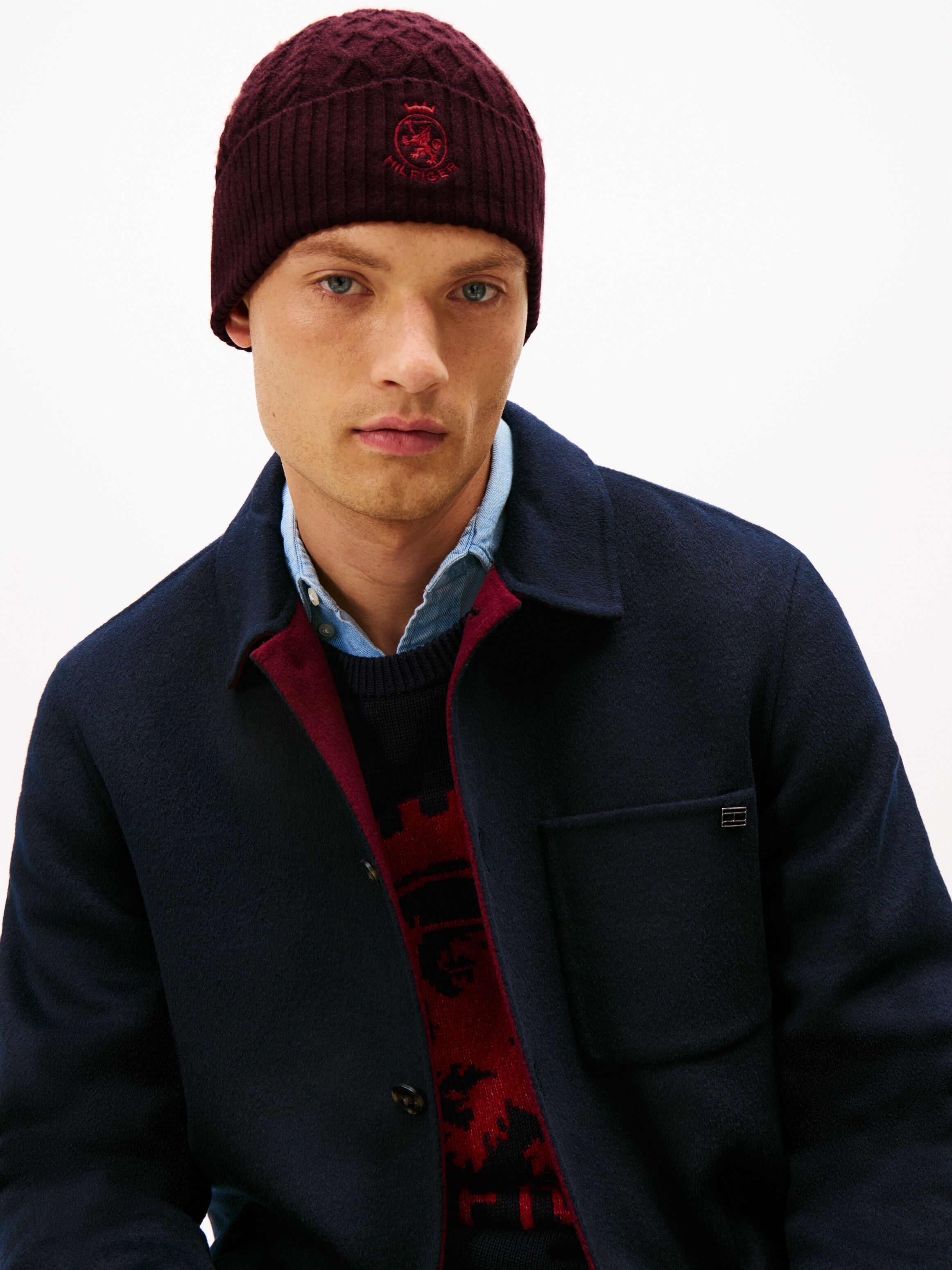 Beanie TOMMY HILFIGER "TH CREST KNIT", deep burgundy, blau, Strick, Wollmischung, Mützen Beanie, aus Wollmix mit Zopfstrickmuster, TH-Wappen deep burgundy, blau Einheitsgröße