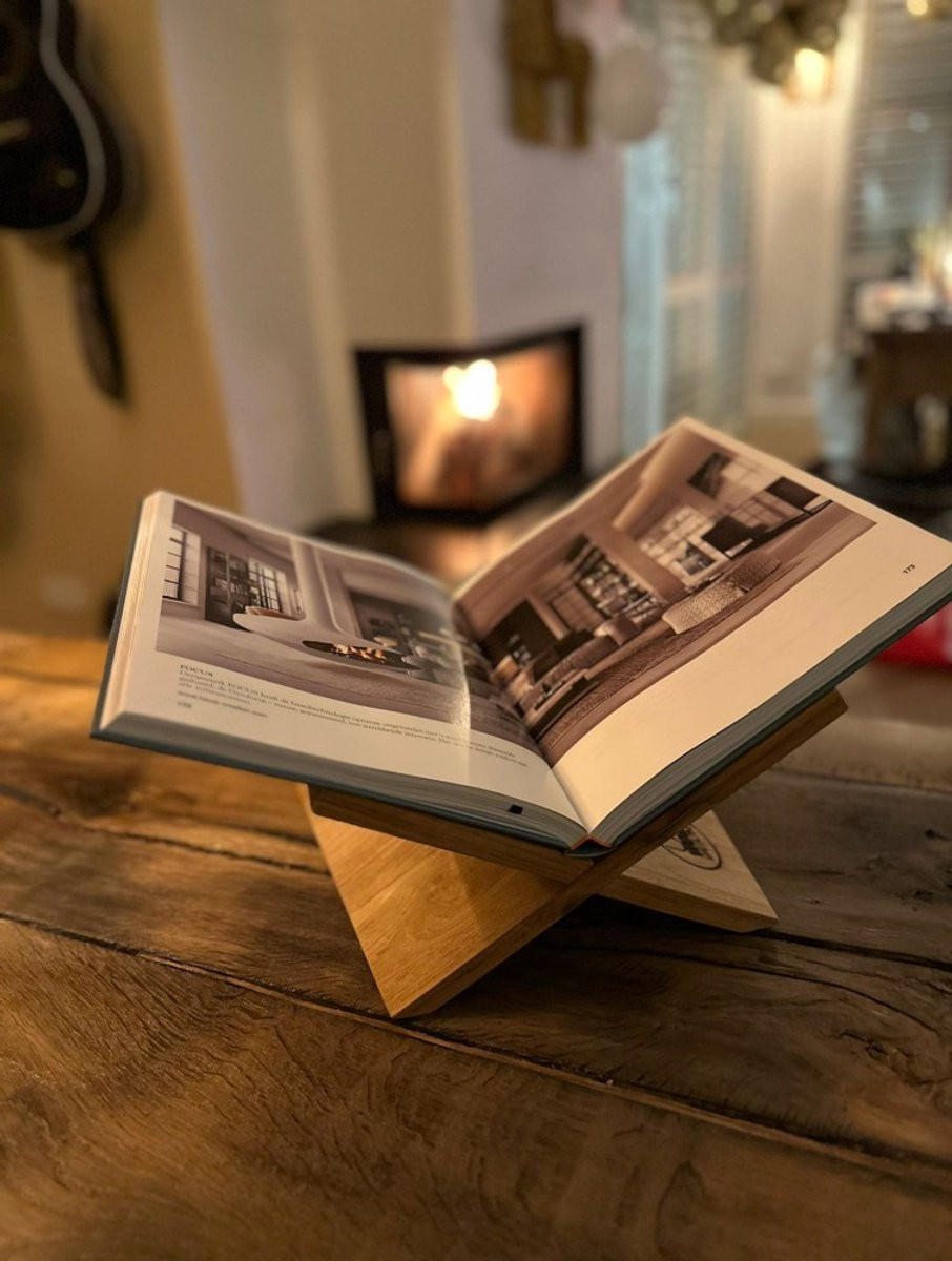 Boekenstandaard van teakhout voor op je salontafel