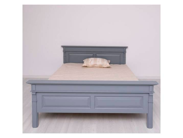Massives Landhausbett mit Ornamenten