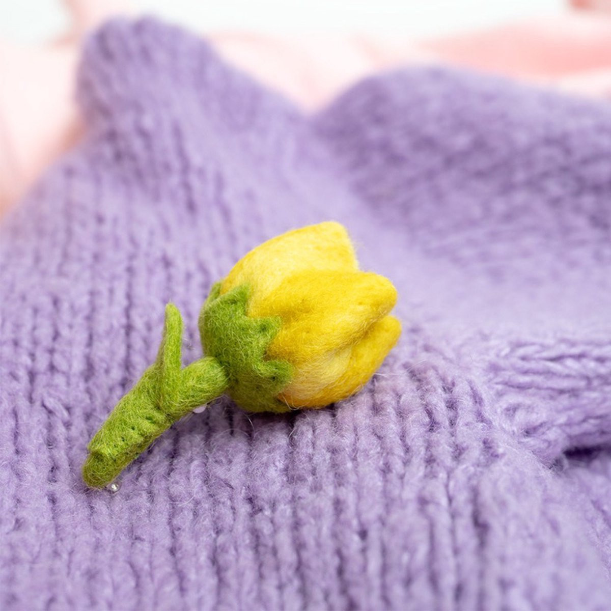Vilten broche bloem Tulp Gwen - Geel - 8 cm