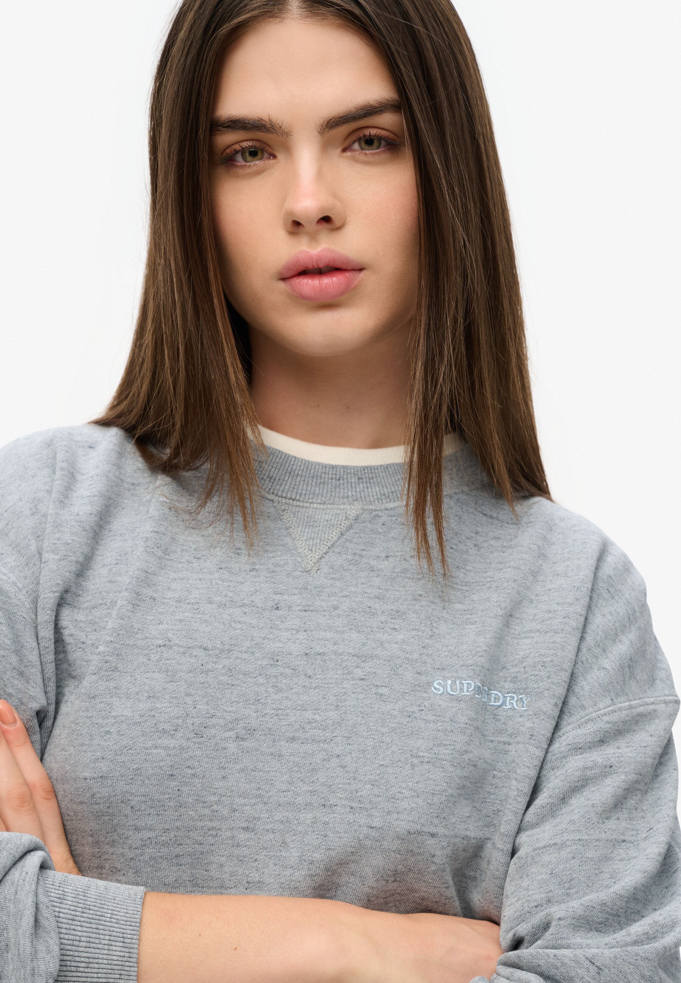 Sweatshirt SUPERDRY "ESSENTIAL LOGO OVERDYED SWEAT", Damen, Gr. XS, blau (blau fog), Sweatware, Obermaterial: 100% Baumwolle, unifarben, lässig geschnitten hüftbedeckend, Rundhals, Rippbündchen, Sweatshirts Sweatshirt, lässig geschnitten, aus Baumwolle un