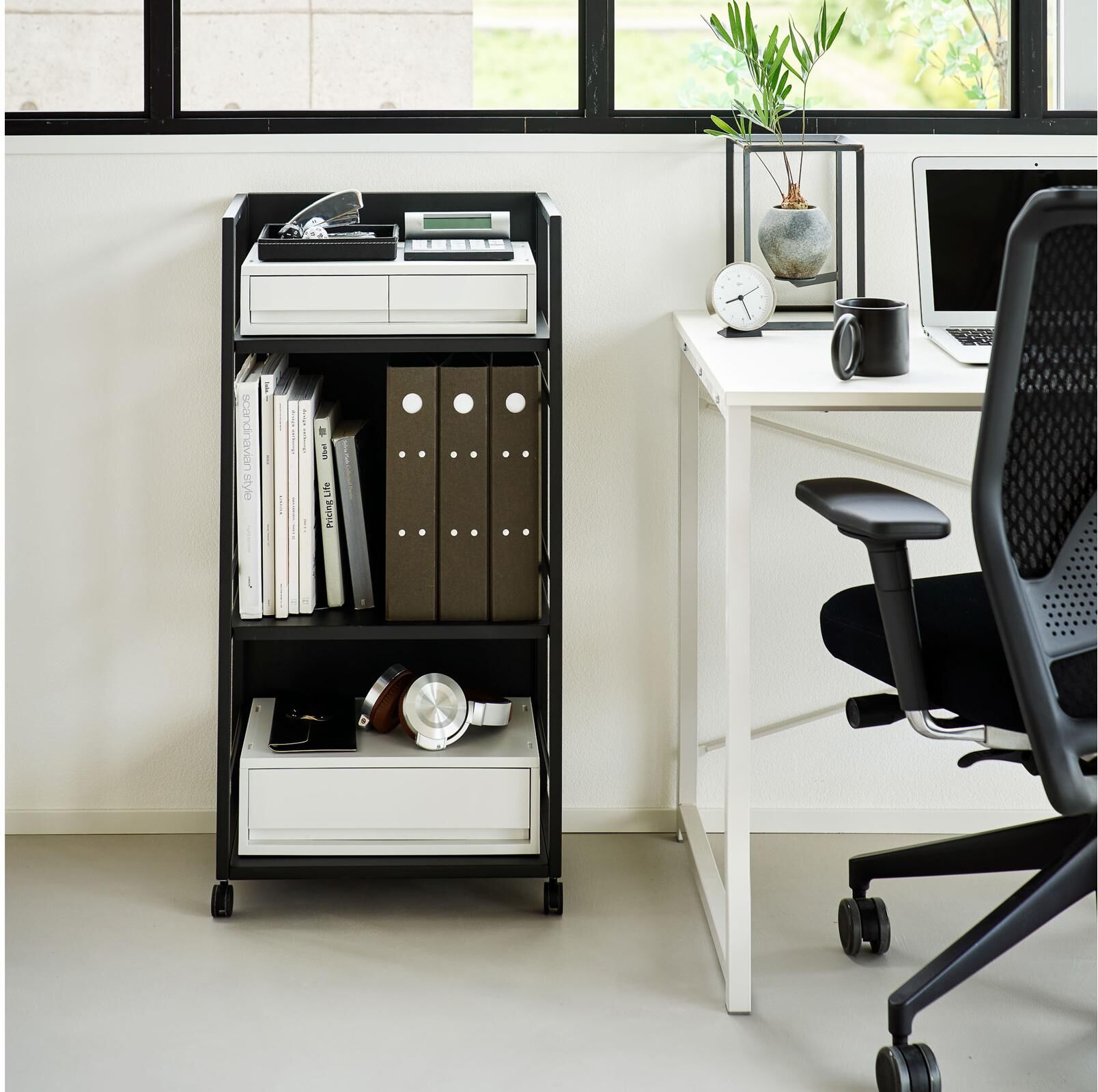 Servierwagen YAMAZAKI "Tower 42 x 84.5 cm", schwarz, B:32,1cm H:84,5cm T:42cm, Metall, Rollwagen, Servierwagen schwarz B/H/T: 32,1cm x 84,5cm x 42cm