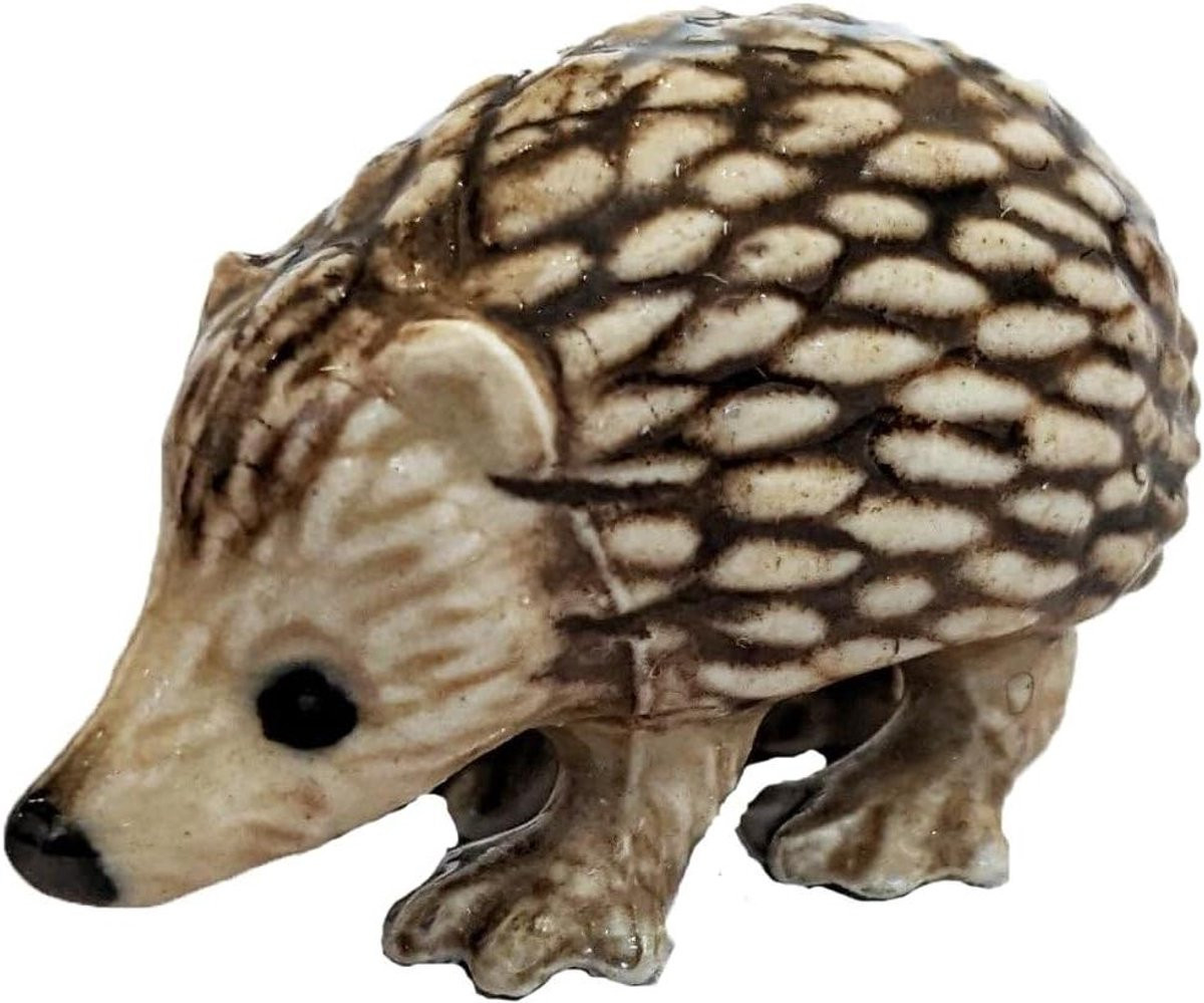 Handgeschilderd Porseleinen Baby Egel Figuur - Decoratief Ornament - Bruin - Breedte: 35 cm