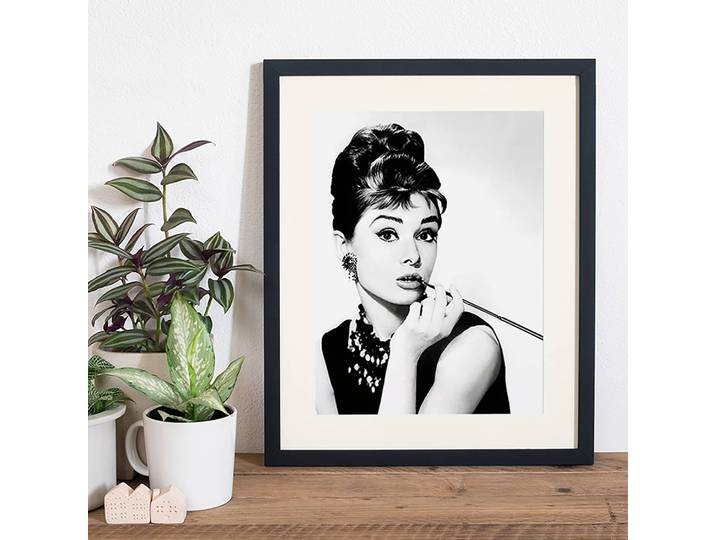 Tableau déco Audrey Hepburn Smoking Cadre : hêtre massif verni Revêtement : plexiglas Multicolore 42 x 52cm