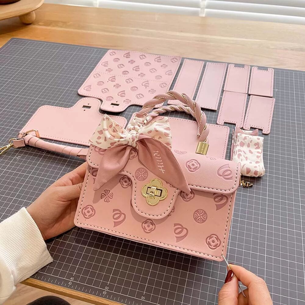 INF Handgefertigte rosa Umhängetasche - DIY Materialpaket für handgenähte Kirschblüten-Umhängetasche aus PU