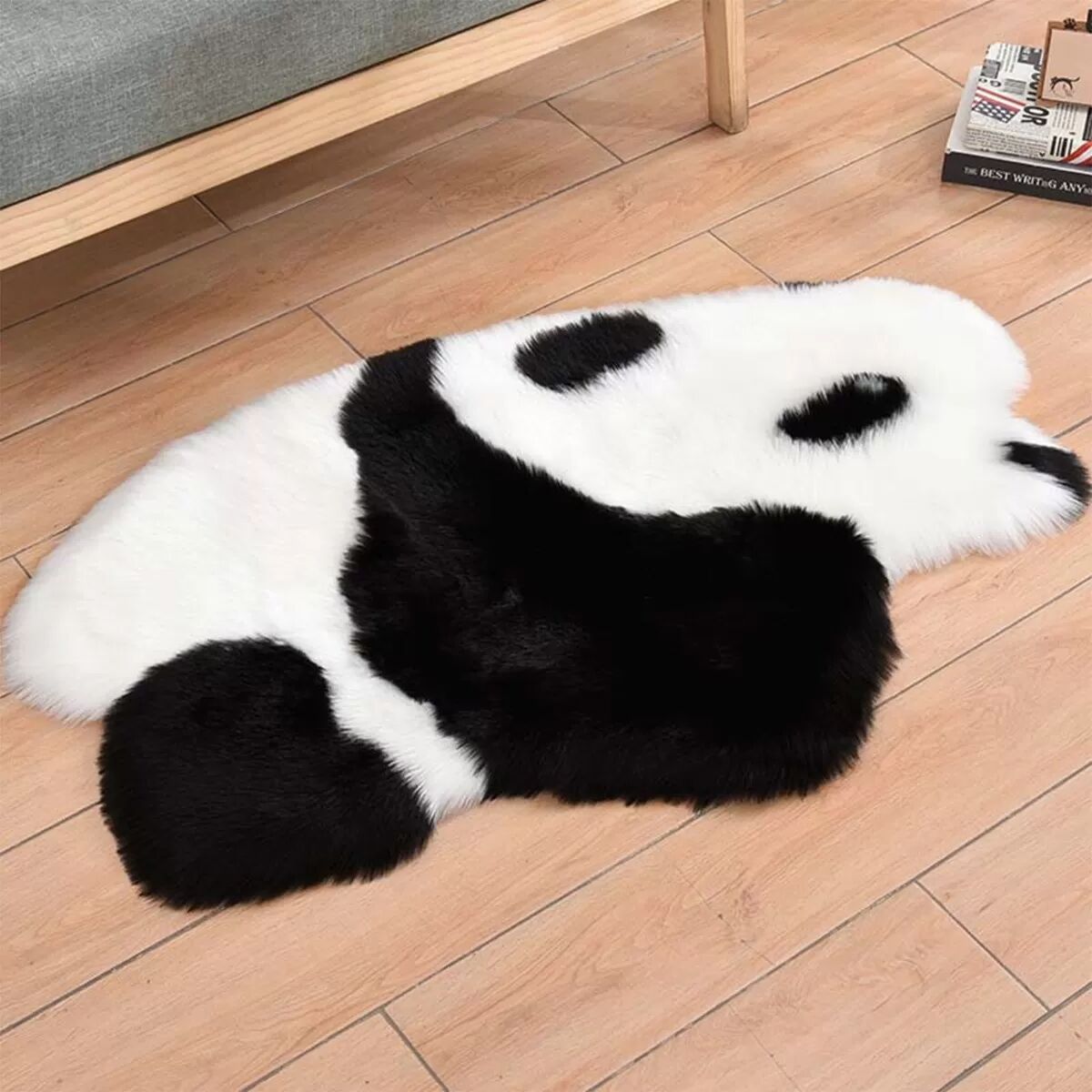 INF Panda-förmiger Kunstschaffell-Teppich 60x90cm – Schwarz-Weiß, langer Flor, flauschiger Cartoon-Bettvorleger
