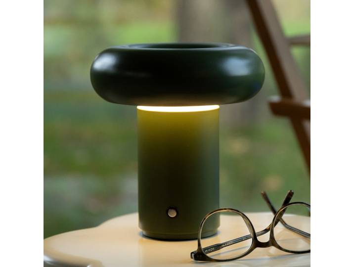 Glimpse Portable LED-Tischlampe, moosgrün, IP44 - &Klevering - Schlafzimmer - Design - Metall - Einflammig