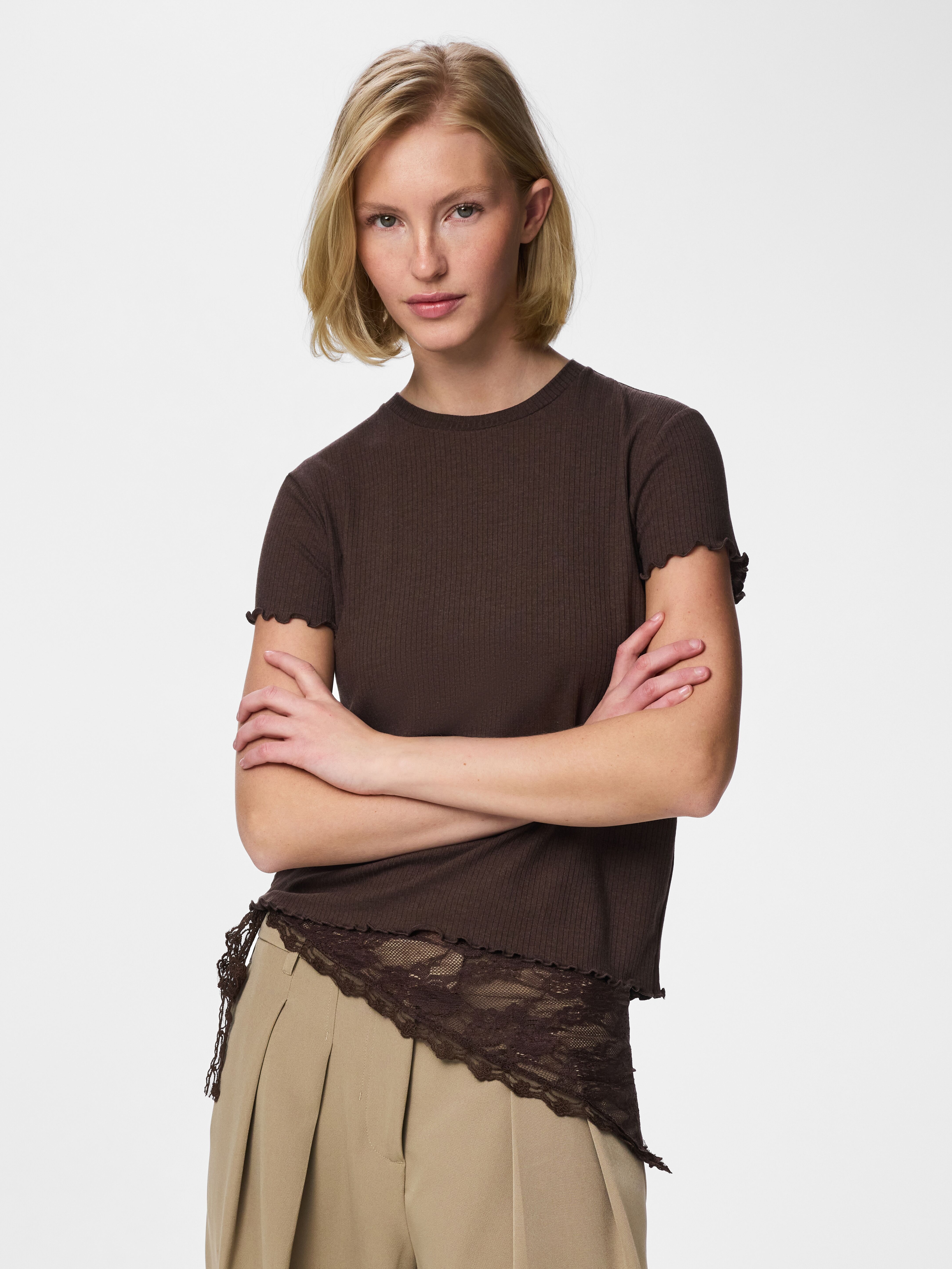 Kurzarmshirt PIECES "PCNICCA SS O-NECK TOP KAC BFD", Damen, Gr. L, braun (hot fudge), Jersey, Obermaterial: 75% Viskose, 20% Polyester, 5% Elasthan, unifarben, normal, Rundhals, gewellter Abschluss, Shirts Kurzarmshirt, Viskosemischung, slim fit hot fudge