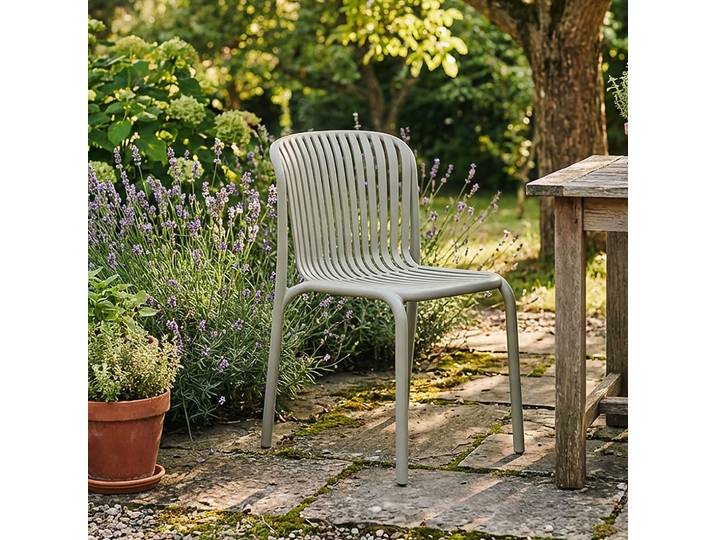 Gartenstuhl in Bauhaus-Optik, 52 x 82,5 x 53 cm, beige