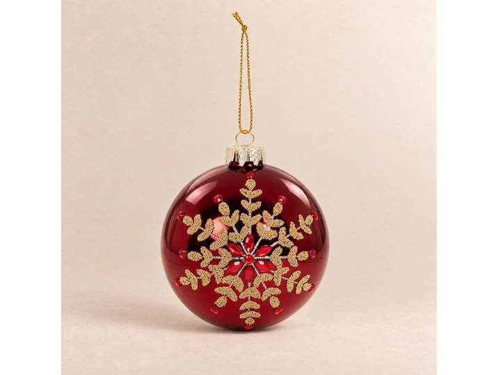 Rote Glas-Weihnachtskugel und goldene Schneeflocke
