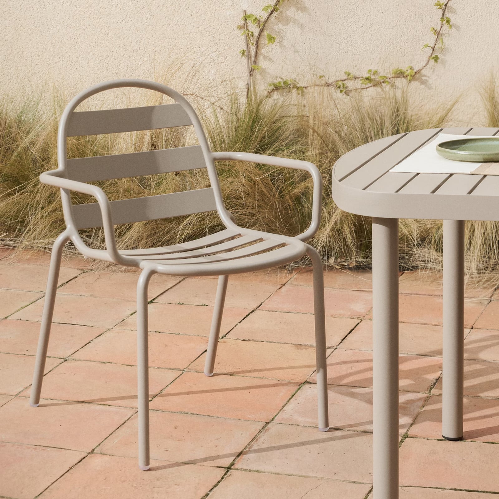 Kave Home Tuinstoel Joncols Taupe Stapelbaar
