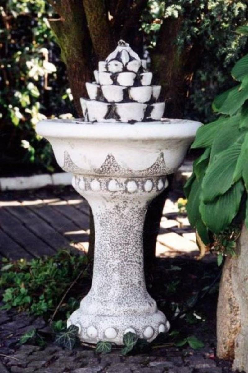 Casa Padrino Barock Garten Deko Springbrunnen Weiß / Grau Ø 44 x H. 75 cm - Prunkvoller Gartenbrunnen im Barockstil - Runder Barock Stein Brunnen - Barock Garten Deko Accessoires