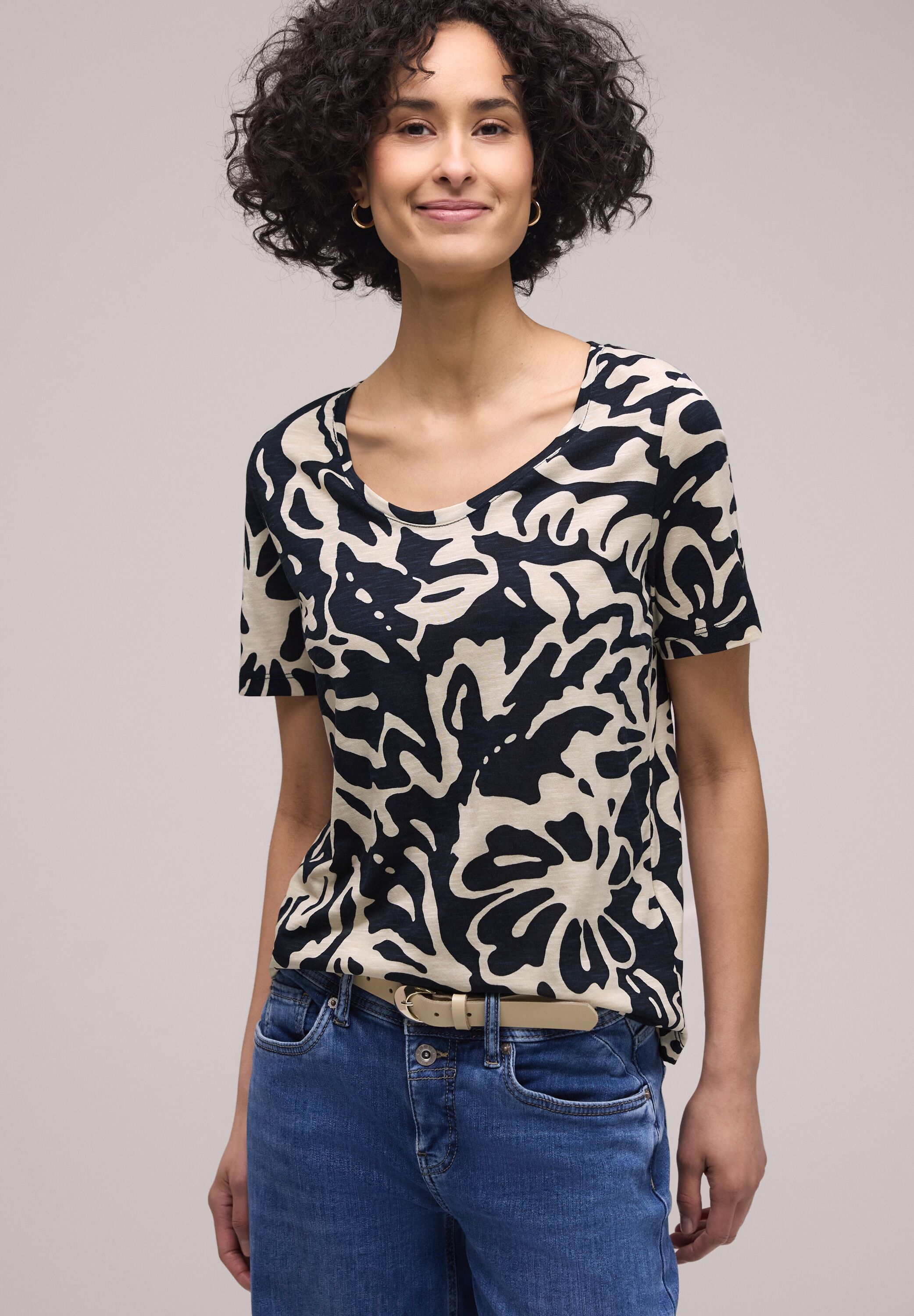 Kurzarmshirt STREET ONE "Style NEW Gerda", Damen, Gr. 38, beige (shadowed navy), Jersey, Obermaterial: 50% Baumwolle, 50% Modal, gemustert, normal hüftbedeckend, Rundhals, Shirts Kurzarmshirt, mit abstraktem Print shadowed navy 38