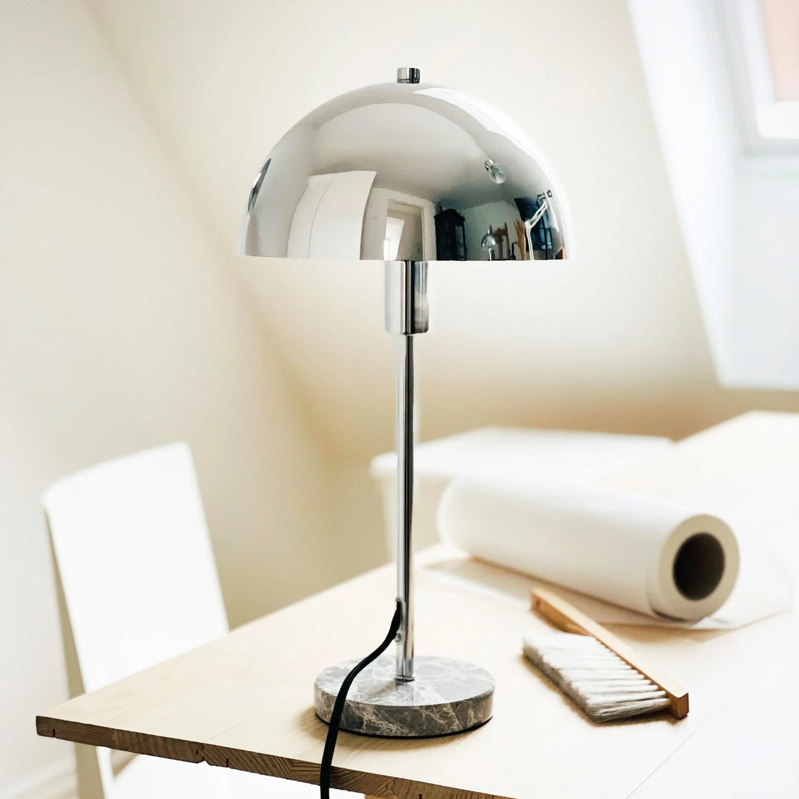 Dyberg Larsen Stockholm tafellamp chroom en marmer met lampenkap