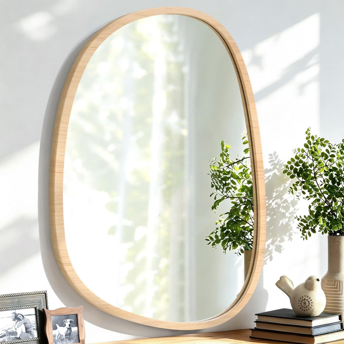 SnelShoppen Asymmetrische wandspiegel met moderne houten lijst en onregelmatig ovaal design